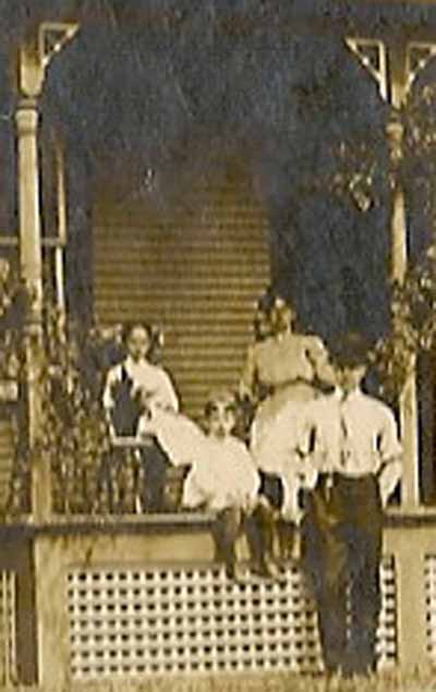 1915 David Wilson and Etta Newman Wilson with children Anna Belle Wilson & Bertha Wilson